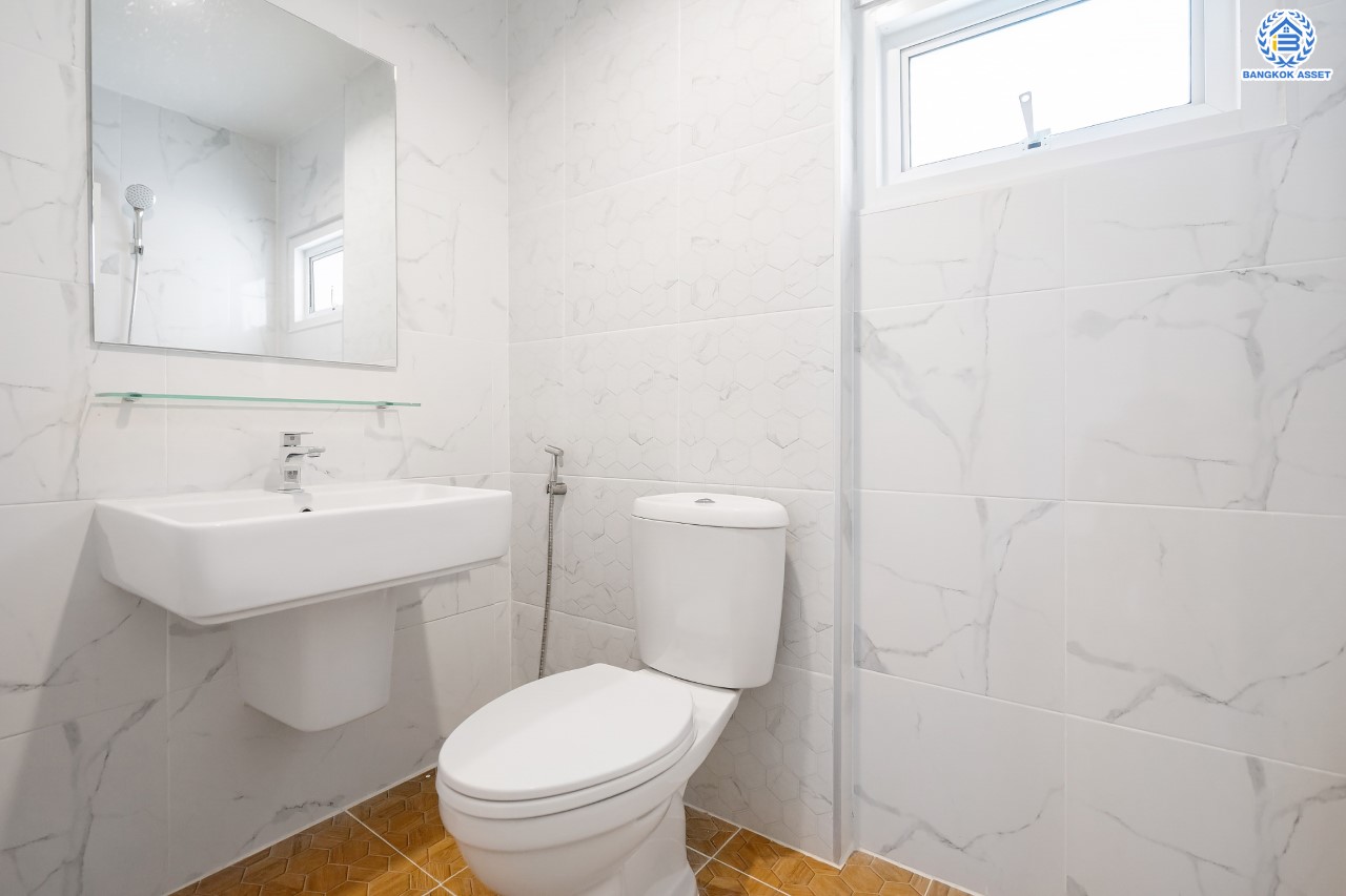 บ้านมือสองตกแต่งใหม่ ม.สินวงศ์ ดอนเมือง บ้านเดี่ยว เนื้อที่ 50 ตร.ว. ฟังก์ชัน 3 ห้องนอน 2 ห้องน้ำ จอดรถได้ 2 คัน บนทำเลดีที่สุด ใกล้สนามบินดอนเมือง ทางด่วน "ศรีสมาน" และรถไฟฟ้าสายสีแดง "สถานีดอนเมือง"